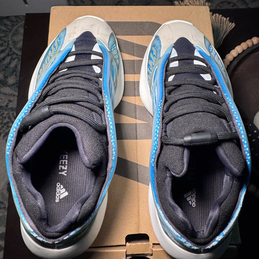 Adidas Yeezy 700 V3 sneakers- Arzareth